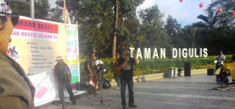 Penggiat TI Indonesia. Agus Sarwono orasi di mimbar bebas koalisi masyarakat sipil Kalbar anti korupsi di Taman Digulis Pontianak