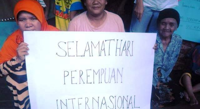 HARI PEREMPUAN: Kaum ibu membawa kertas karton mengucapkan selamat Hari Perempuan Internasional 2016 di aksi damai di Sambas, Selasa (08.03/2016). Foto: Siti Rahmawati/GEMAWAN.