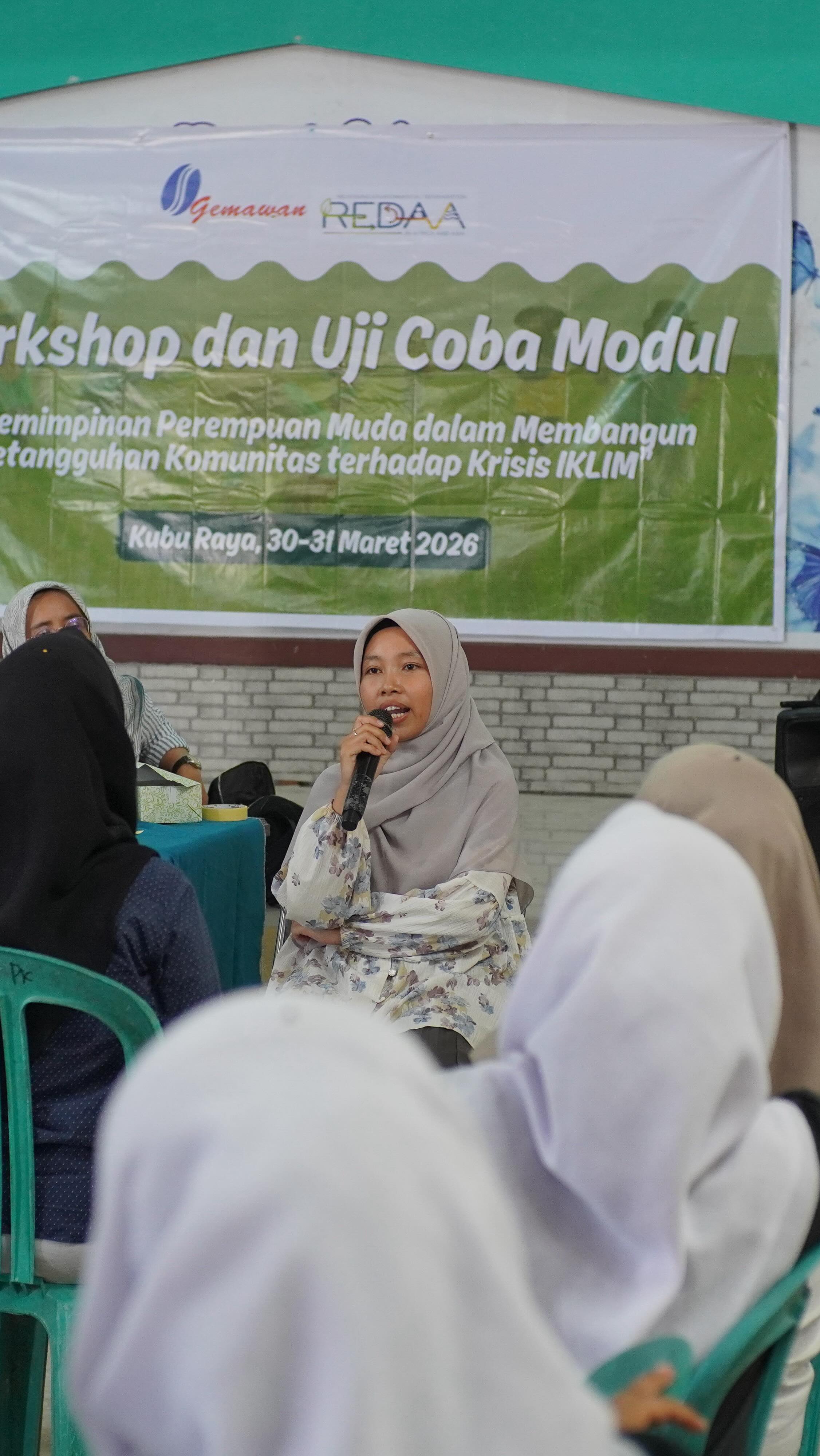 Di tengah ancaman krisis iklim yang kian nyata menyentuh ruang-ruang domestik dan produktif masyarakat pedesaan, Gemawan gelar workshop dan uji coba modul bertajuk “Kepemimpinan Perempuan Muda dalam Membangun Ketangguhan Komunitas Terhadap Krisis Iklim”. 

Kegiatan yang berlangsung selama dua hari, 30–31 Maret 2026, di Aula Kantor Desa Punggur Kecil, Kec. Sungai Kakap, Kab. Kubu Raya menjadi momentum krusial bagi perempuan muda  untuk mengambil peran kepemimpinan dalam menjaga ekosistem lokal.

#WorkshopGemawan #Gemawan #PerempuanMuda #Krisisiklim #Kepemimpinanperempuan