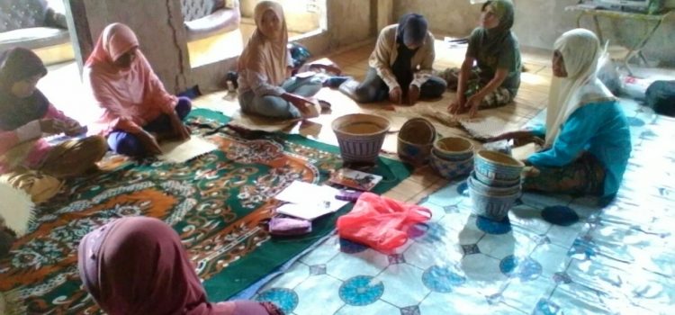 Hasil Kerajinan Tangan Kelompok Wanita Anggrek Desa Sejangkung Makin Melejit