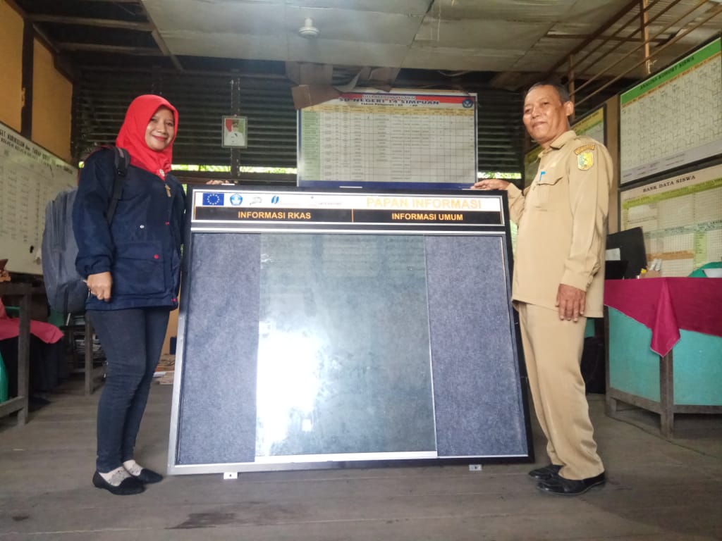 Gemawan Distributes Information Boards to 10 Primary Schools to Encourage Accountability of BOS Funds