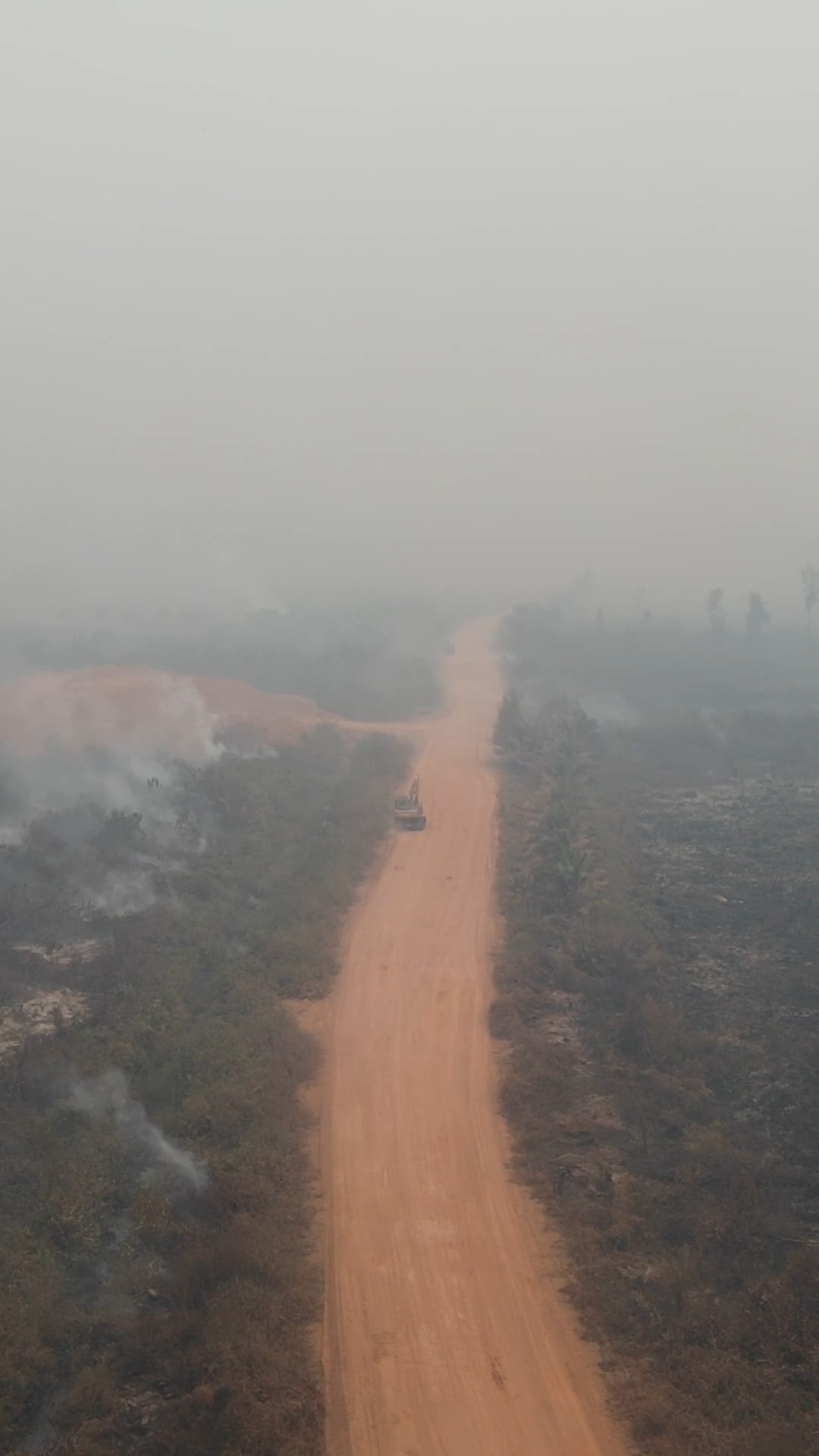 Kabut asap menjadi pengingat bahwa banyak masyarakat masih terdampak dan terus berjuang memastikan ruang penghidupan mereka tetap aman.

Di beberapa wilayah, titik api mulai mereda. Hujan juga mulai turun. Namun, pulihnya langit bukan berarti semuanya selesai.

Di baliknya, ada rumah, lahan, sumber air, aktivitas warga, dan ruang hidup yang perlu dipulihkan setelah kebakaran hutan dan lahan.

Pemulihan membutuhkan waktu. Dan dukungan dari kita dapat menjadi bagian dari proses itu.

Segala bentuk bantuan, sekecil apa pun, dapat membantu masyarakat dalam menghadapi dampak dan memulihkan ruang penghidupan mereka pascakarhutla.

Donasi dapat disalurkan melalui:
BNI 1980045120
a.n. Perkumpulan Gemawan

Konfirmasi donasi:
+62 896-9329-7519