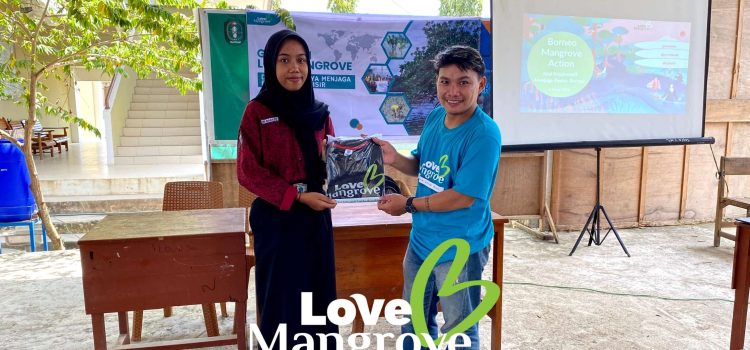 Penyerahan Cinderamata Love Mangrove kepada Generasi Z