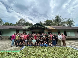 Perempuan Muda Menua Sadap Menjaga Hutan dan Masa Depan
