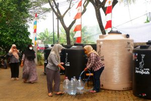 Gemawan Salurkan 4.000 Liter Air Bersih untuk Warga di Ujung Pandang